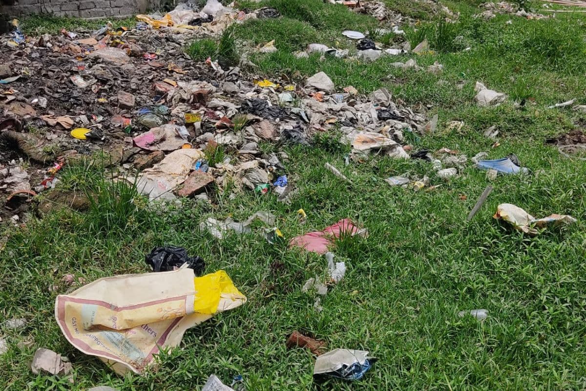 स्वच्छता के नाम पर सिर्फ कागजी खानापूर्ति, कुर्साकांटा में कबाड़ बन गए कचरा ढोने वाले रिक्शे