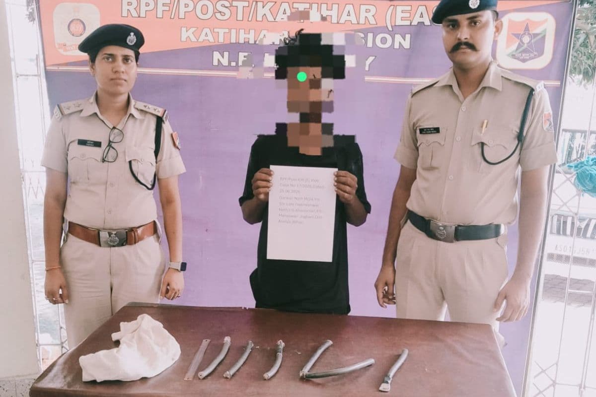 कटिहार रेलवे यार्ड में छापेमारी, डीजल लोको से चोरी का तार बरामद, एक आरोपी गिरफ्तार