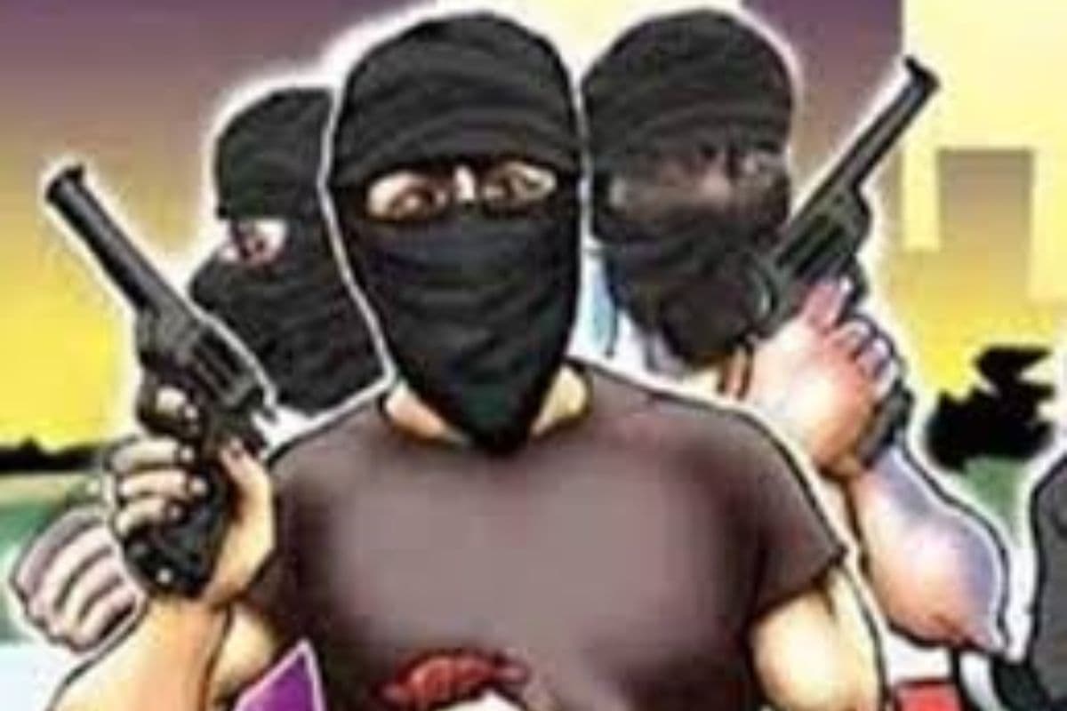 चार हथियारबंद अपराधियों ने ज्वेलरी कारोबारी से डेढ़ लाख नकद व सोने के गहने लूटे