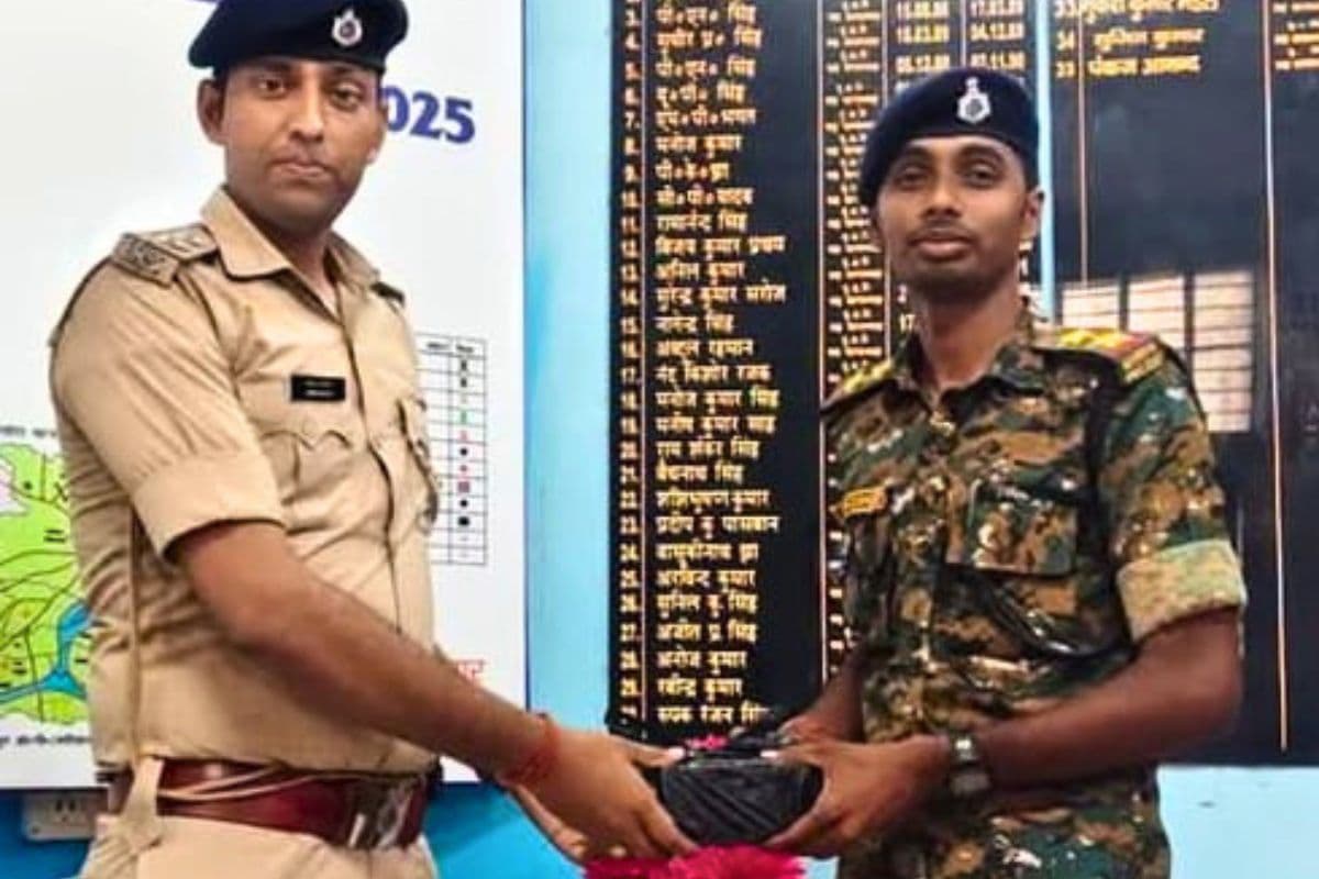 कोढ़ा पुलिस की कार्रवाई, वांछित अभियुक्त के घर से 5 लाख रुपये बरामद कोढ़ा पुलिस की कार्रवाई, वांछित अभियुक्त के घर से 5 लाख रुपये बरामद