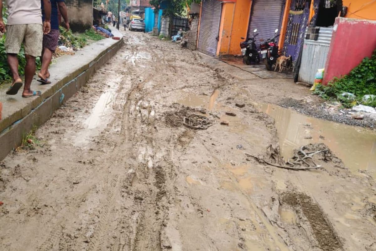 बरसात से पहले अधूरी छोड़ दी सड़क, गेड़ाबाड़ी वार्ड-5 में कीचड़ से बढ़ी लोगों की परेशानी बरसात से पहले अधूरी छोड़ दी सड़क, गेड़ाबाड़ी वार्ड-5 में कीचड़ से बढ़ी लोगों की परेशानी