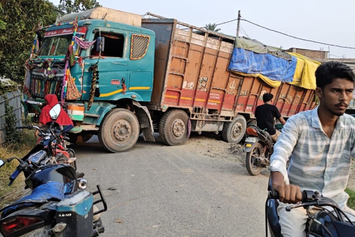 मनसाही के उदमा रखा चौक पर ओवरलोड ट्रक फंसने से महाजाम, एनएच और शहर का संपर्क टूटा
