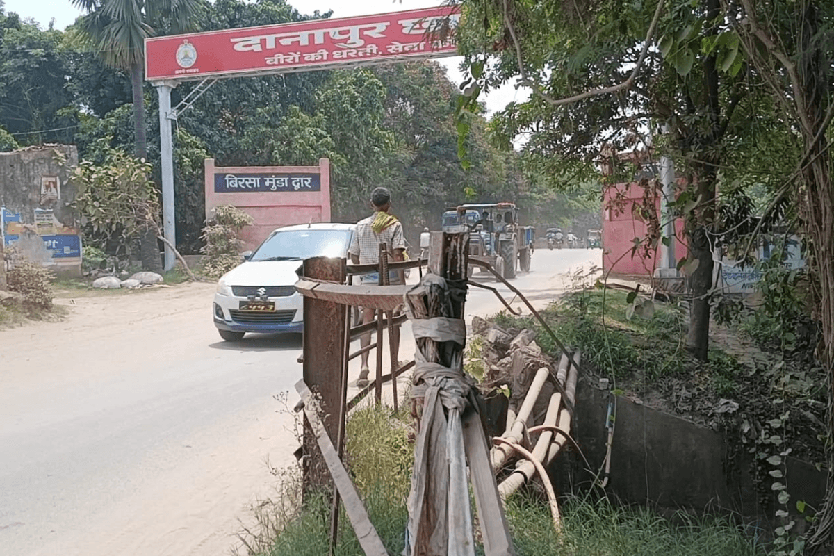 पटना के दानापुर में जानलेवा बना शाहपुर पुल, वर्षों से टूटी पड़ी है सुरक्षा दीवार