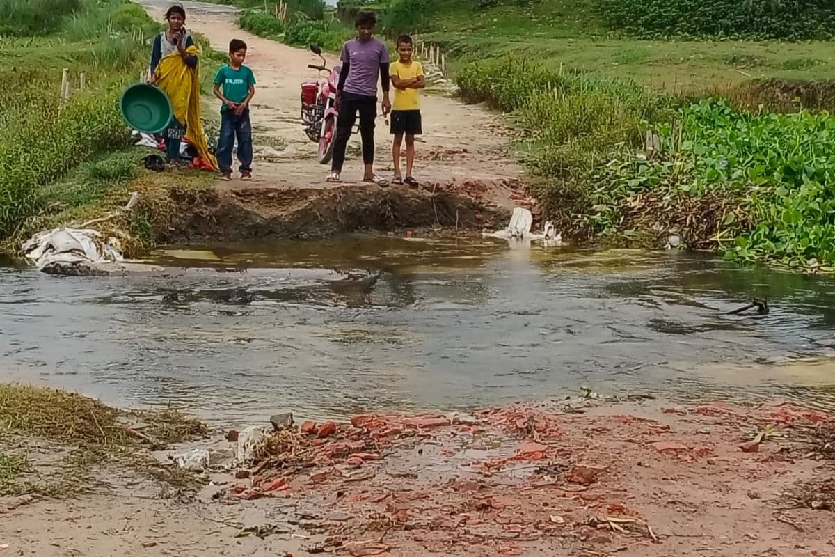 गोरियाधर रेलवे पुल के पास डायवर्सन ध्वस्त, 12 किलोमीटर अतिरिक्त सफर को मजबूर ग्रामीण गोरियाधर रेलवे पुल के पास डायवर्सन ध्वस्त, 12 किलोमीटर अतिरिक्त सफर को मजबूर ग्रामीण