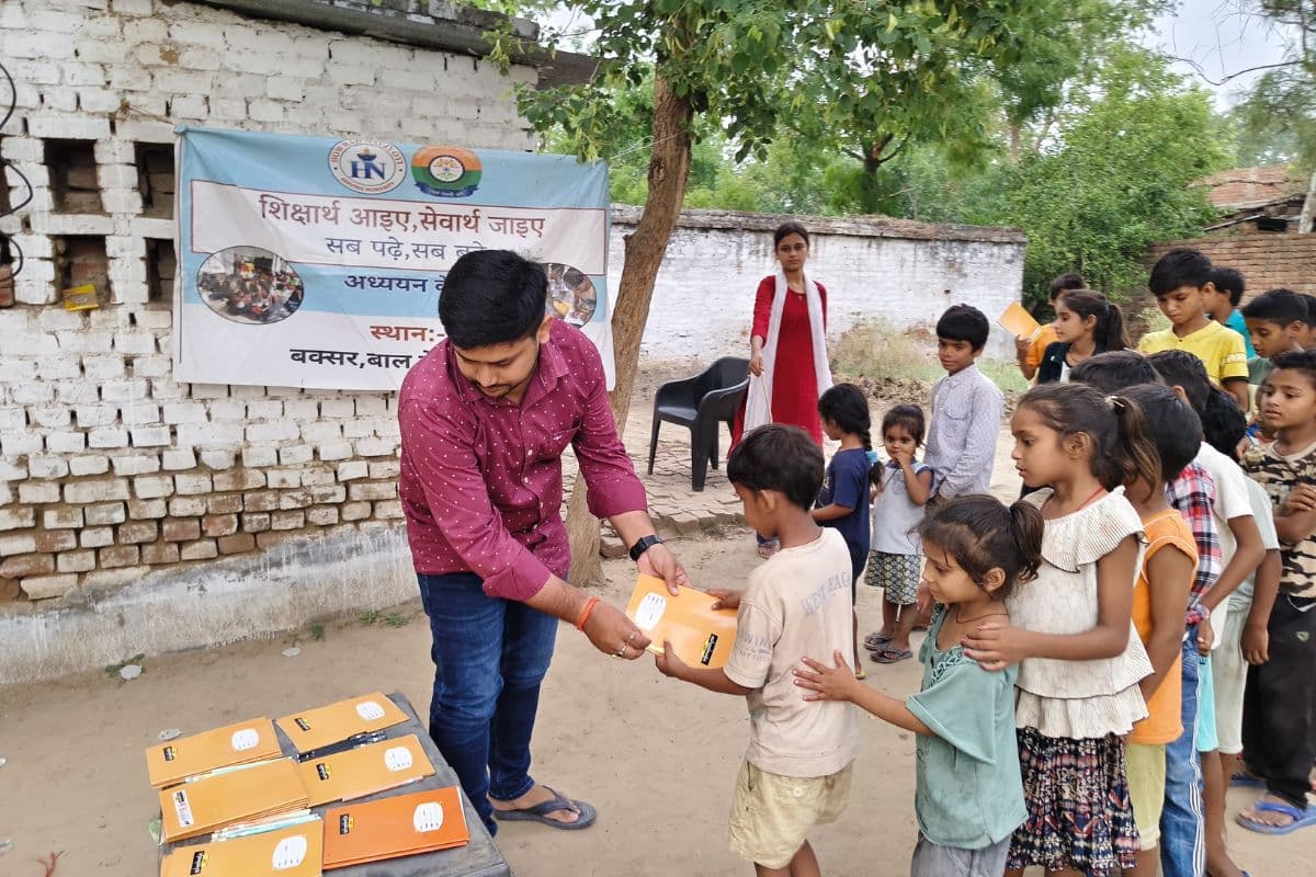 पांच वर्षों से जल रही शिक्षा की अलख, फ्री शिक्षा केंद्र में बच्चों को मिला बाल भोज व पाठ्य सामग्री