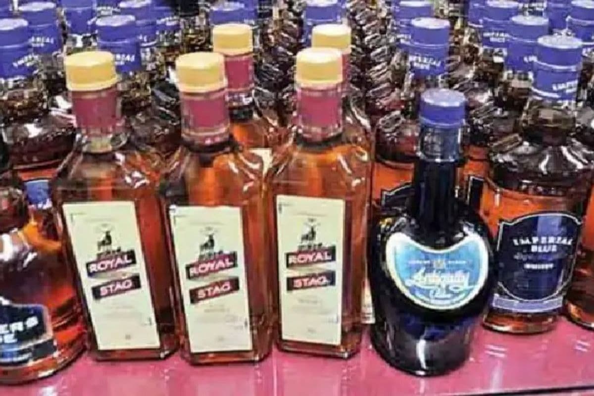 नवादा में फतेहपुर पुल के नीचे से महिला तस्कर गिरफ्तार, झोले से निकली 13 बोतल अंग्रेजी शराब
