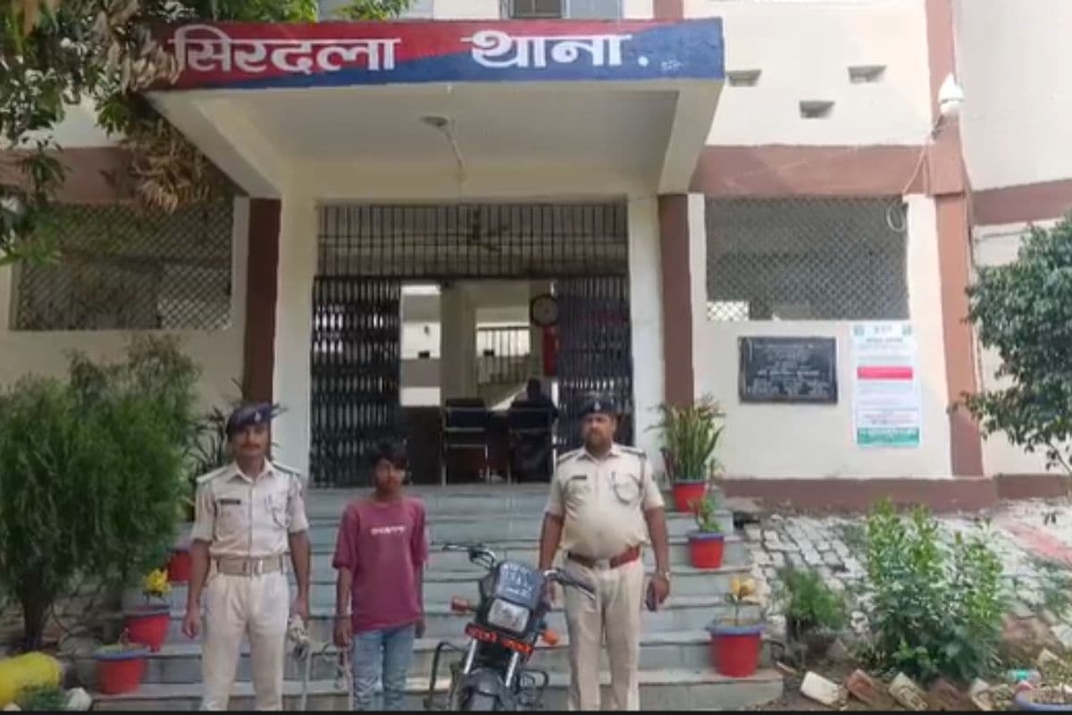 नवादा में चोरी की मोटरसाइकिल खरीदकर घर में रखने के आरोप में युवक को पुलिस ने गिरफ्तार किया