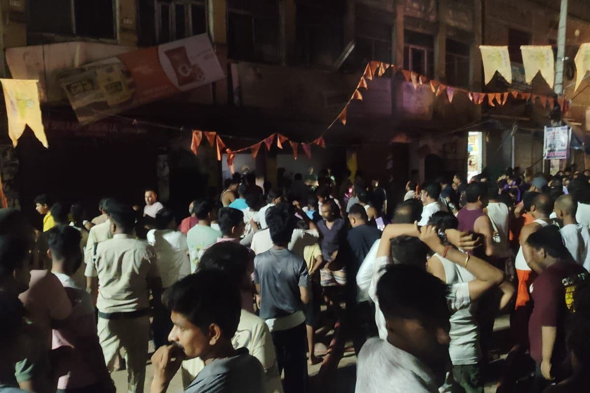 गोला बाजार में किराना दुकान में भीषण आग, लाखों की संपत्ति जलकर राख