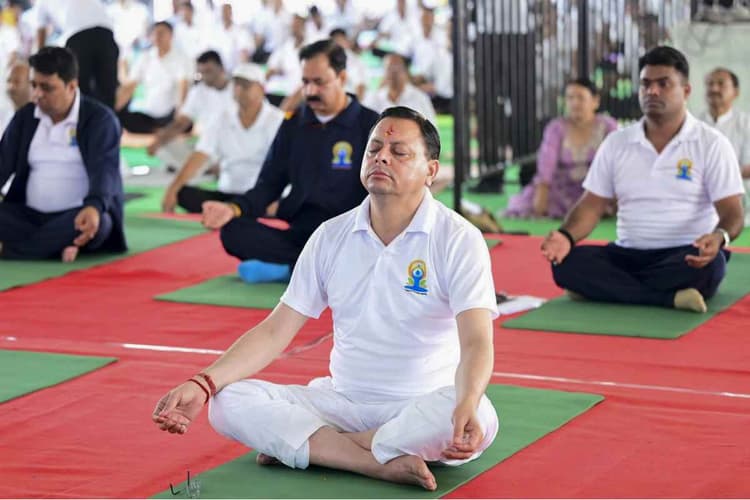 मुख्यमंत्री धामी ने बनबसा में किया सामूहिक योगाभ्यास, योग को दैनिक जीवन का हिस्सा बनाने का किया आह्वान