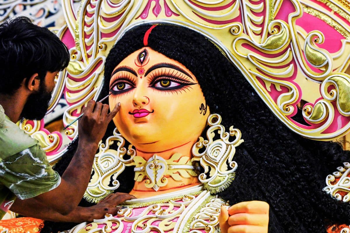 बंगाल में दुर्गा पूजा के 400 करोड़ के सरकारी अनुदान पर संकट! शुभेंदु अधिकारी की एक घोषणा से सहमीं 44000 कमेटियां