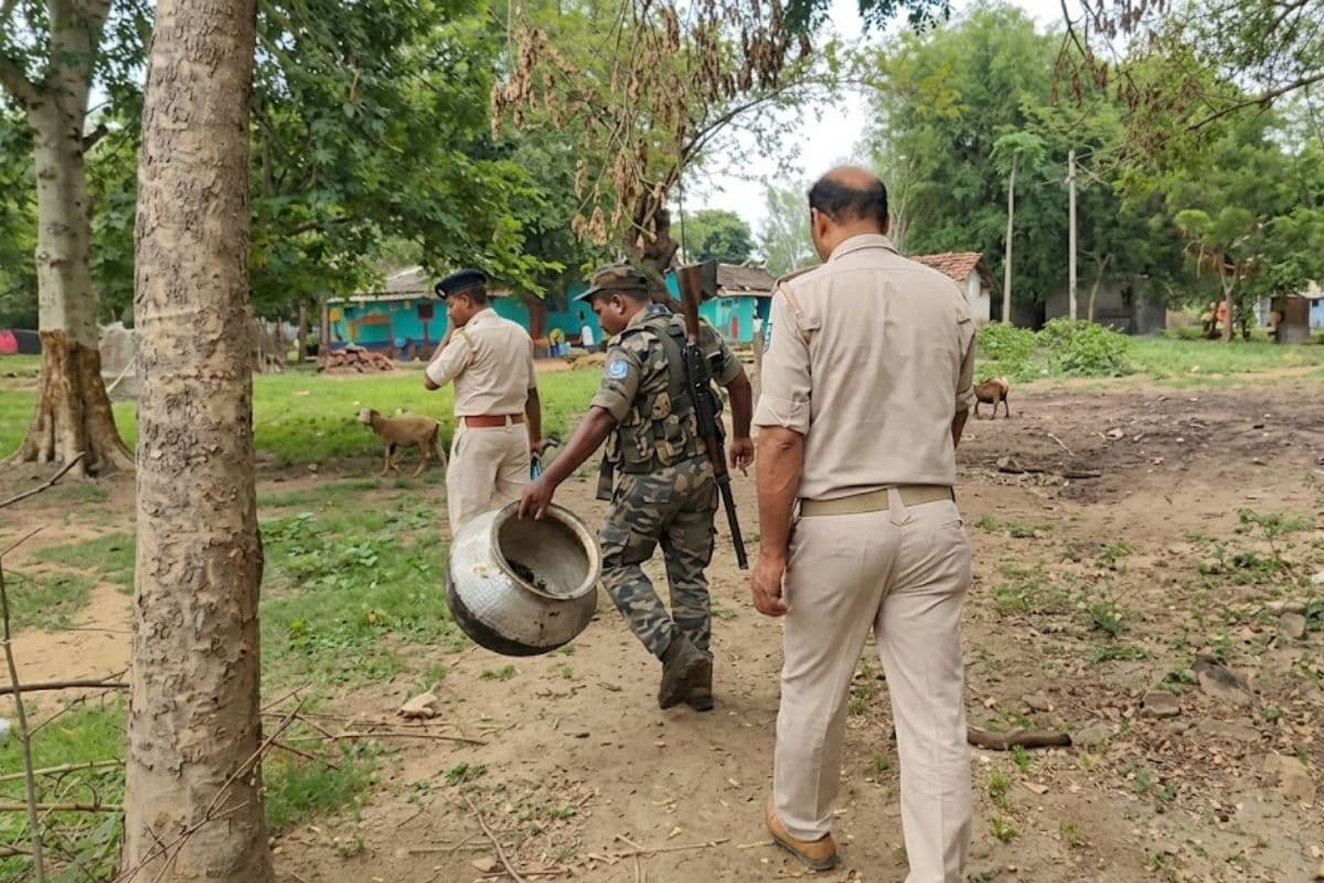 पश्चिमी सिंहभूम में अवैध शराब के खिलाफ कार्रवाई, दो भट्ठियां ध्वस्त, 700 किलो जावा-महुआ नष्ट