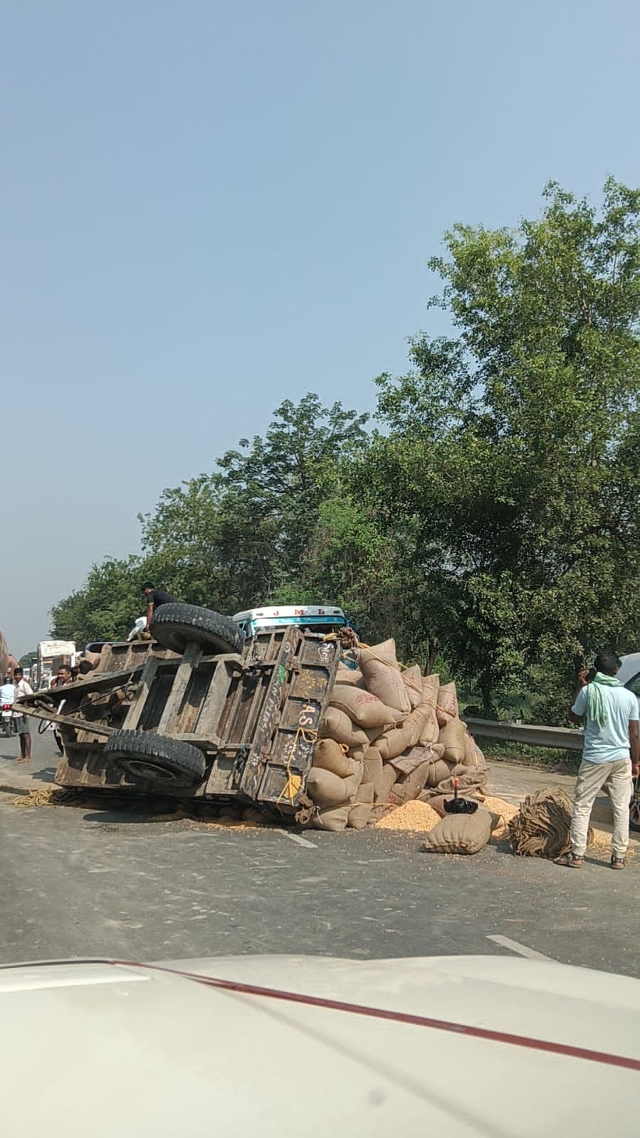 खगड़िया में एनएच-31 पर मक्का लदा ट्रैक्टर अनियंत्रित होकर पलटा