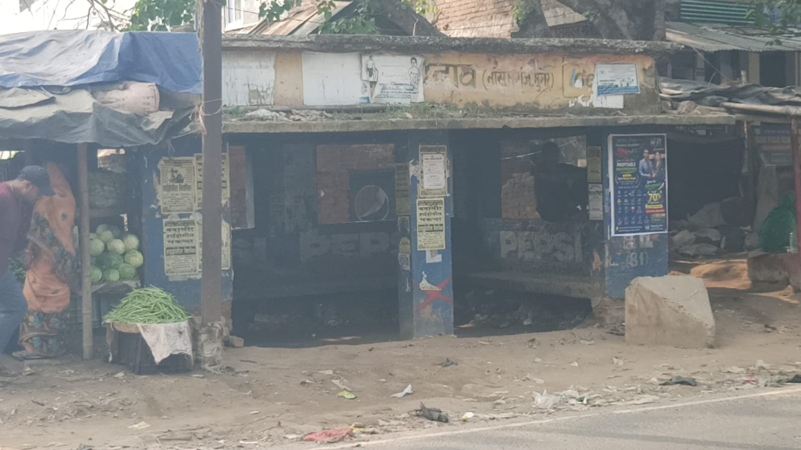 यात्री शेड बना सब्जी विक्रेताओं और गांजा पीने वालों का ठिकाना, धूप में इंतजार को मजबूर राहगीर