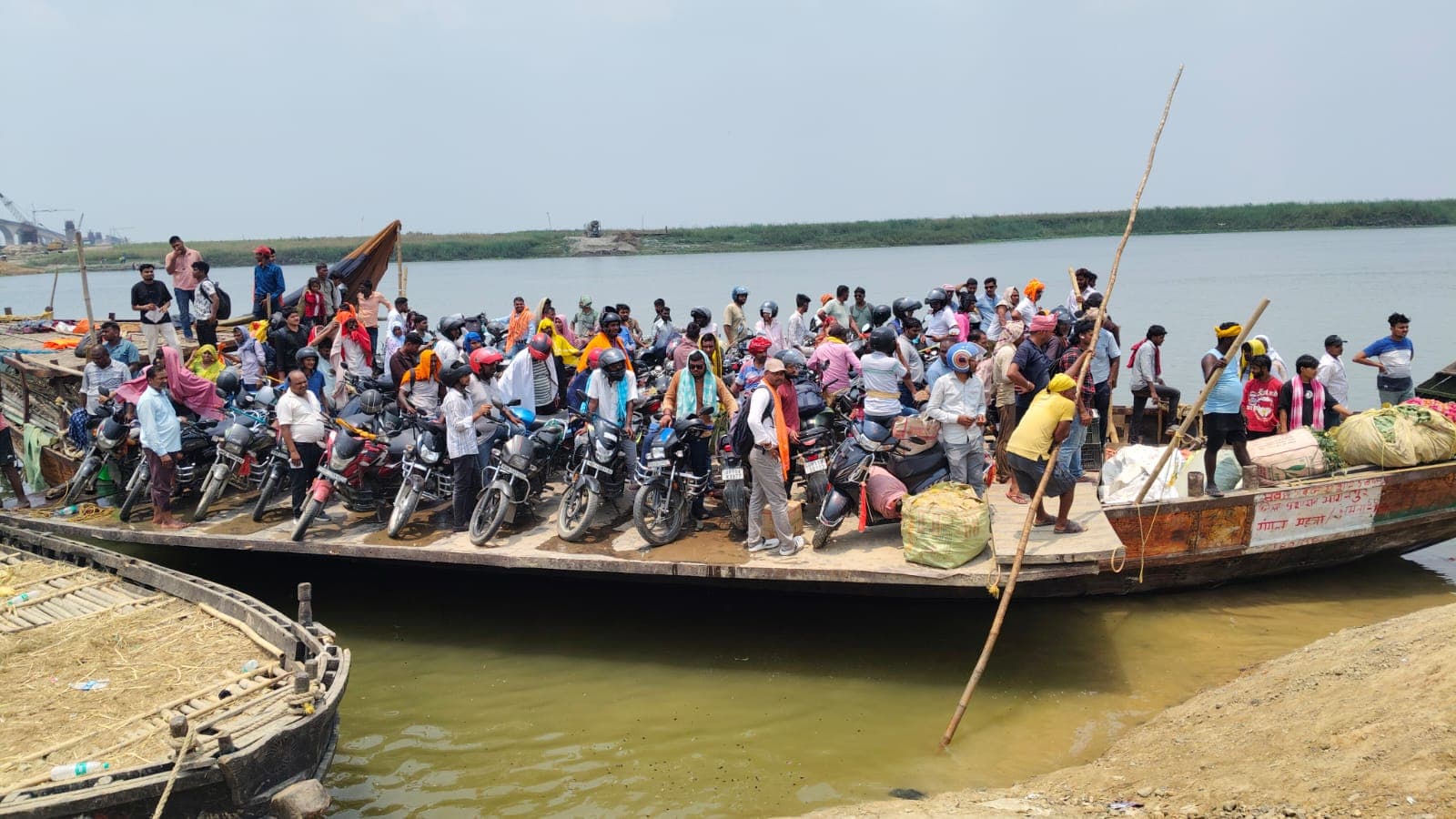 बरारी-महादेवपुर घाट पर मुफ्त नाव परिचालन, किराया मांगने पर करें शिकायत, होगी कार्रवाई