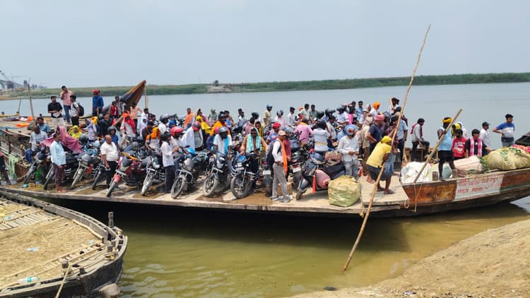 बरारी-महादेवपुर घाट के बीच नाव सेवा निःशुल्क, किराया मांगने पर नियंत्रण कक्ष में करें शिकायत