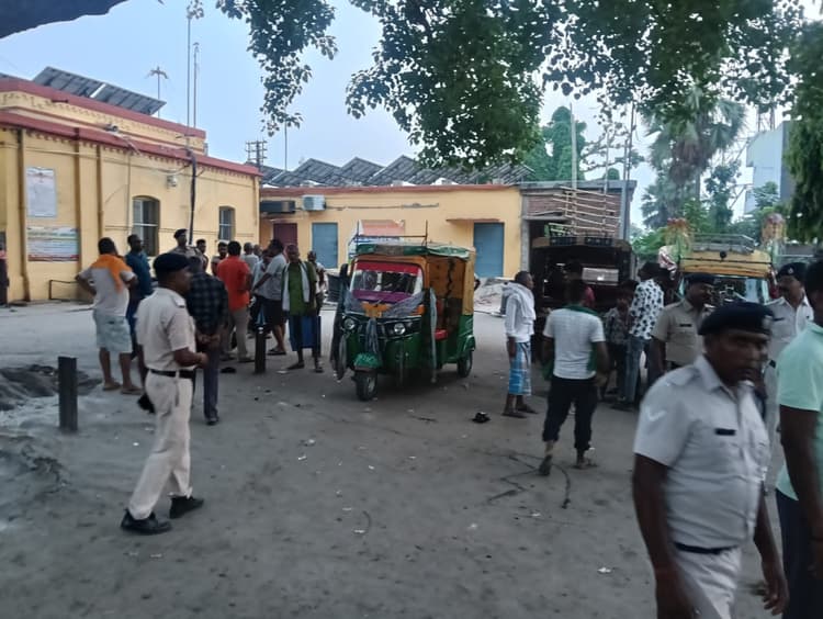 रेलवे भूमि से हटाया गया अतिक्रमण, दर्जनों अवैध दुकानें भी हटायी