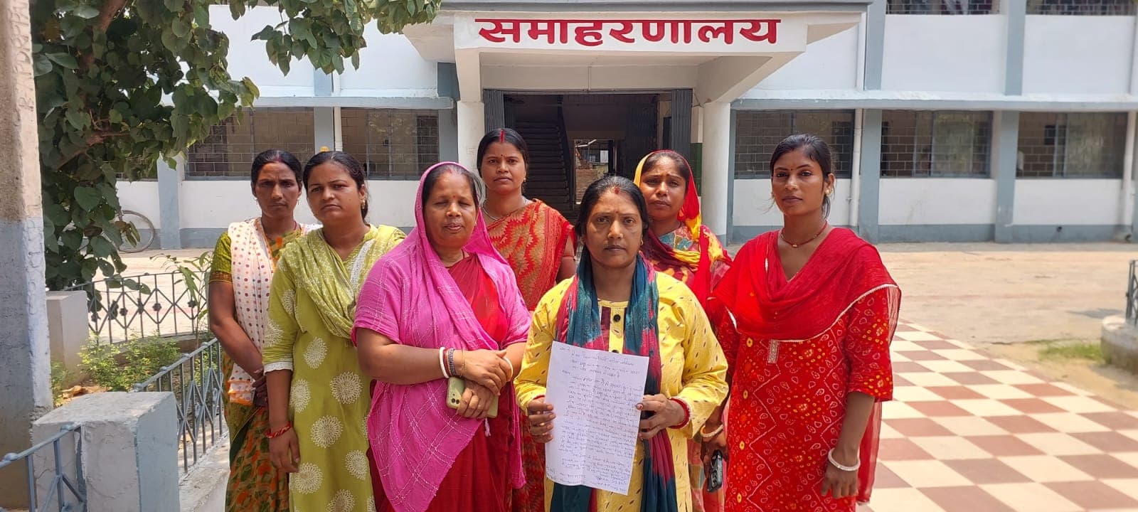 दीनदयाल अंत्योदय योजना के 27 सीआरपी को 11 माह से नहीं मिला मानदेय, डीएम से लगाई गुहार