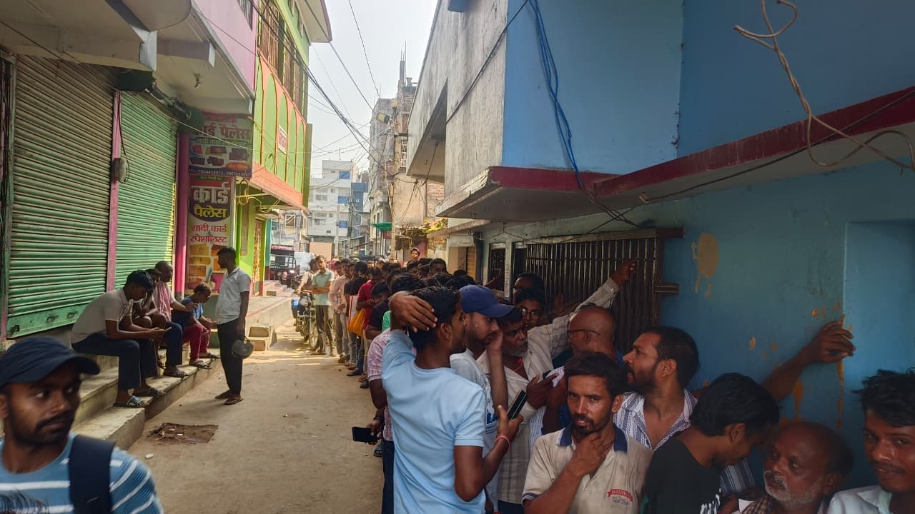 मुंगेर में लिंक फेल होते ही गैस बुकिंग ठप, भीषण गर्मी में घंटों खड़े रहे उपभोक्ता