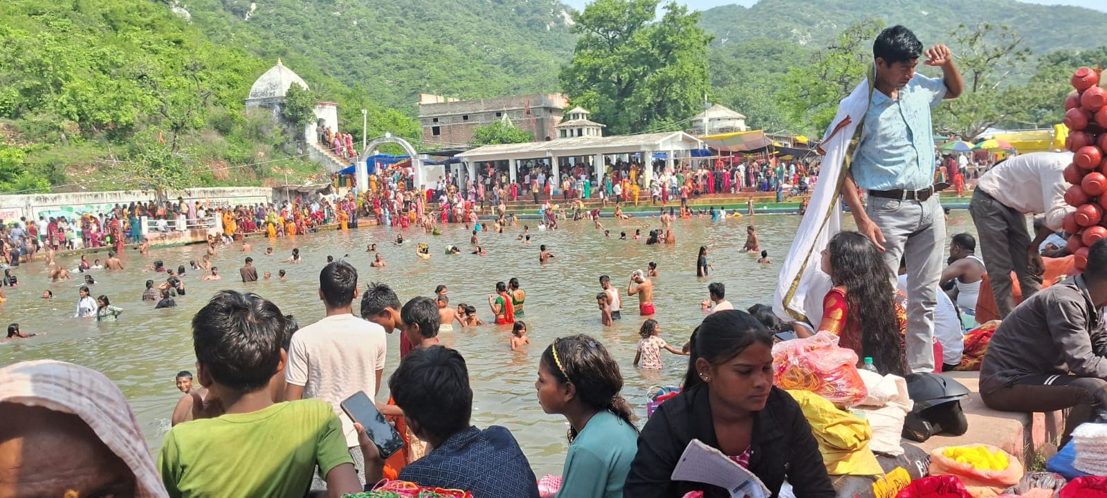 ऋषिकुंड मलमास मेले में उमड़ रही श्रद्धालुओं की भीड़, आस्था और मनोरंजन का बन रहा केंद्र