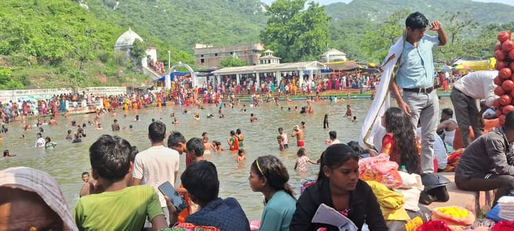 ऋषिकुंड मलमास मेले में उमड़ रही श्रद्धालुओं की भीड़, आस्था और मनोरंजन का बन रहा केंद्र