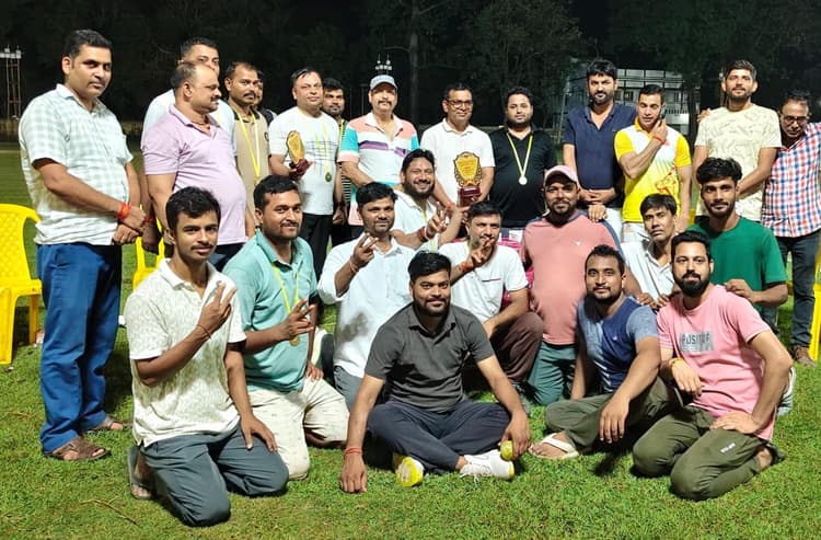 लखीसराय में मैत्री क्रिकेट मैच में पब्लिक एकादश का दबदबा, प्रशासन एकादश को रोमांचक मुकाबले में हराया