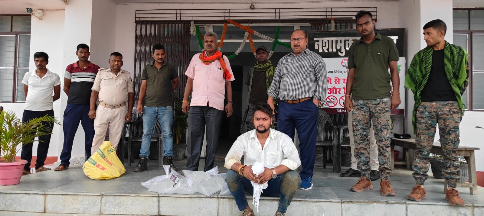 जमुई में 55 लीटर शराब के साथ तस्कर गिरफ्तार, बाइक जब्त