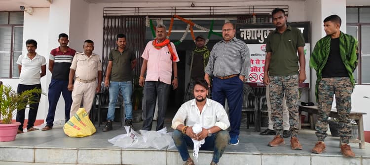 जमुई में 55 लीटर शराब के साथ तस्कर गिरफ्तार, बाइक जब्त