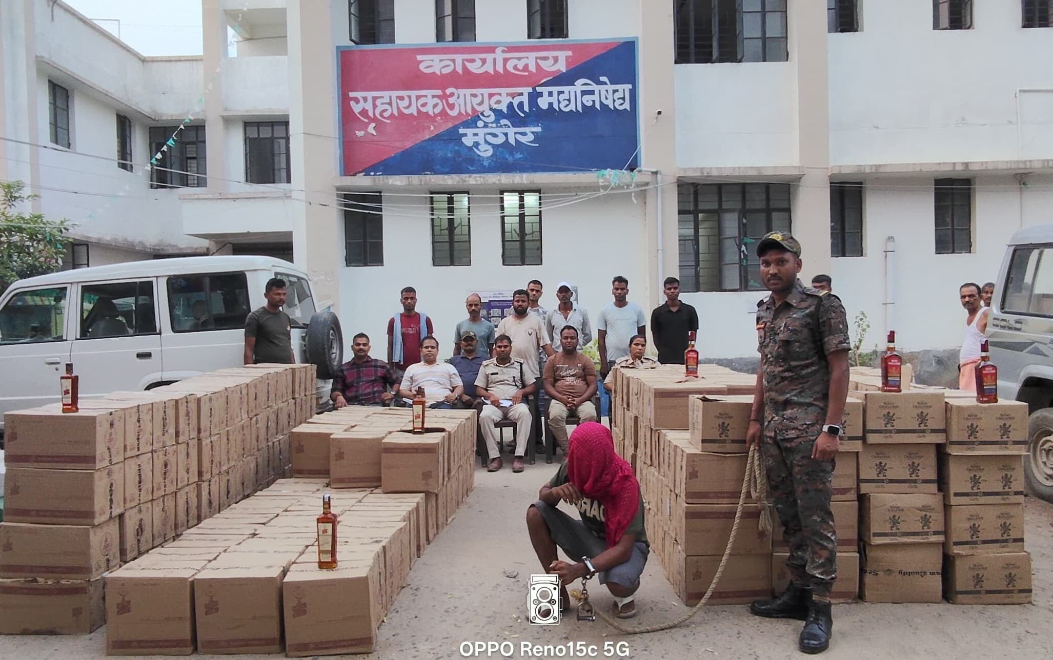 कुरकुरे के कार्टन में छिपाकर ले जायी जा रही 2304 लीटर अंग्रेजी शराब जब्त