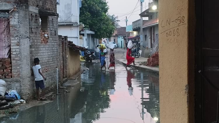 लखीसराय के कुंदर गांव में जलजमाव से बढ़ी परेशानी, ग्रामीणों ने स्थायी समाधान की मांग उठायी