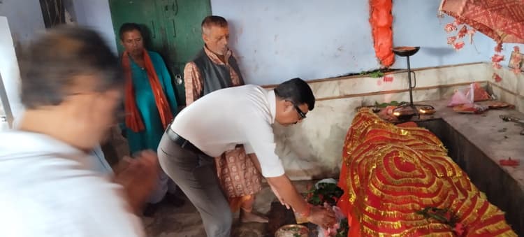 सरौन काली मंदिर पहुंचे डीएम नवीन, वार्षिक पूजा की तैयारियों का लिया जायजा