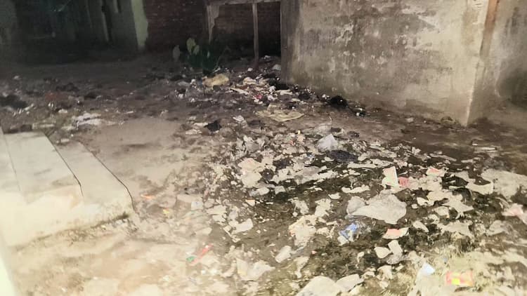 पौआखाली के गुदरी बाजार में महीनों से पसरा कचरा, दुर्गंध और मक्खियों से लोग परेशान