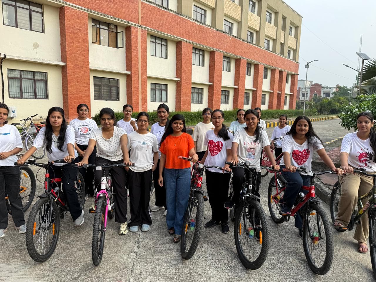 किशनगंज में विश्व साइकिल दिवस पर महाविद्यालय में निकाली गई जागरूकता रैली