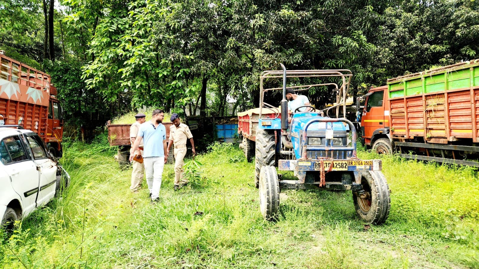 अवैध बालू खनन पर कार्रवाई, नदी तल से खनन कर रहे दो ट्रैक्टर जब्त