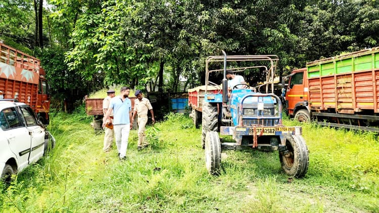 अवैध बालू खनन पर कार्रवाई, नदी तल से खनन कर रहे दो ट्रैक्टर जब्त