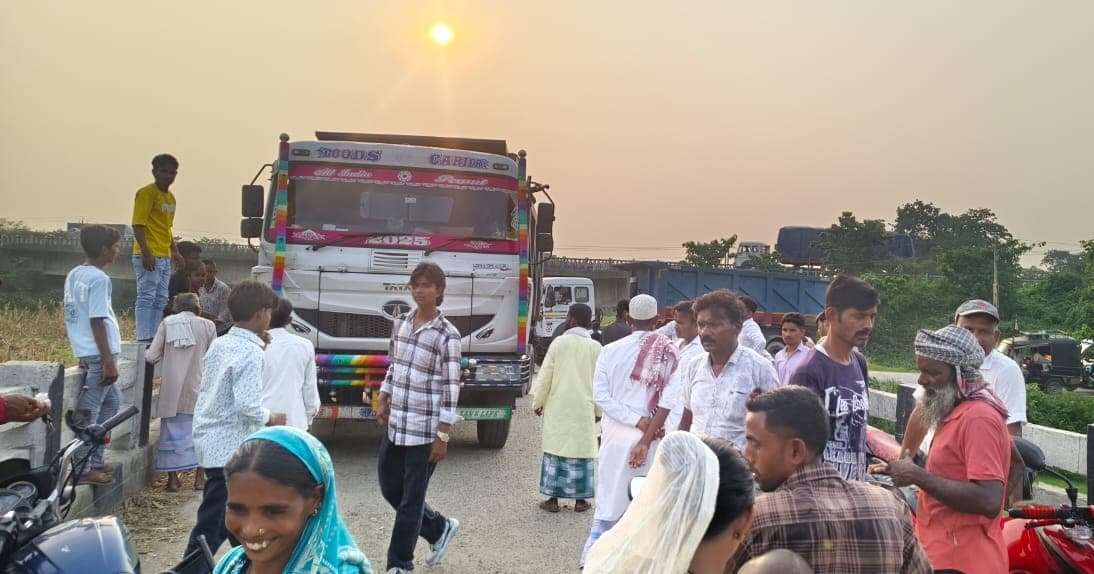 किशनगंज में टोल बचाने के लिए लिंक रोड में घुसे हाईवा को ग्रामीणों ने रोका, जाम और सड़क क्षति पर फूटा गुस्सा