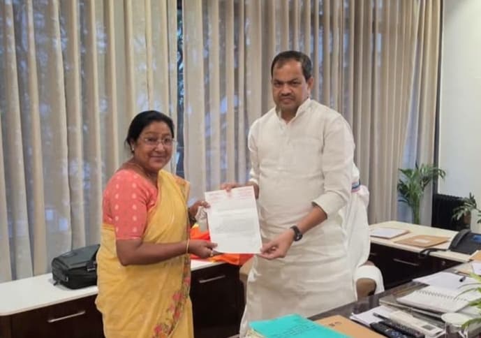 नरपतगंज में जर्जर बिजली तार बदलने की मांग, विधायक ने ऊर्जा मंत्री को सौंपा आवेदन