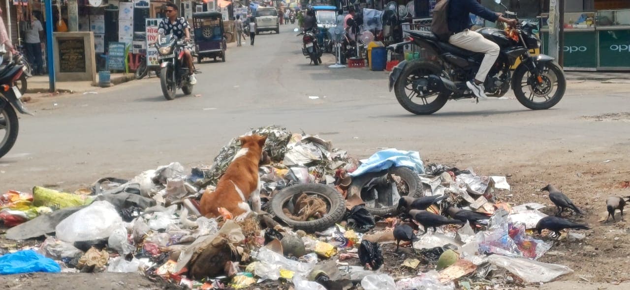 मुंगेर में सफाई व्यवस्था बदहाल, सड़कों पर पसरा कूड़ा बना लोगों की परेशानी का कारण