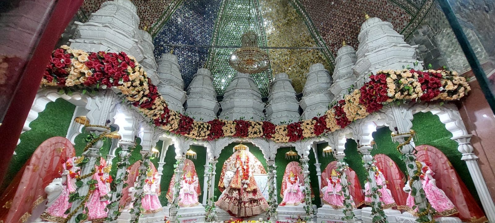 बड़ी दुर्गा मंदिर में श्रद्धालुओं ने किए मां के दर्शन, सुबह से उमड़ी भक्तों की भीड़