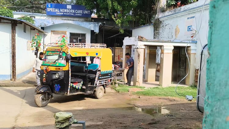 जमुई के झाझा में रेलवे ट्रैक पर मिला अज्ञात युवक का शव, ट्रेन से गिरने की आशंका