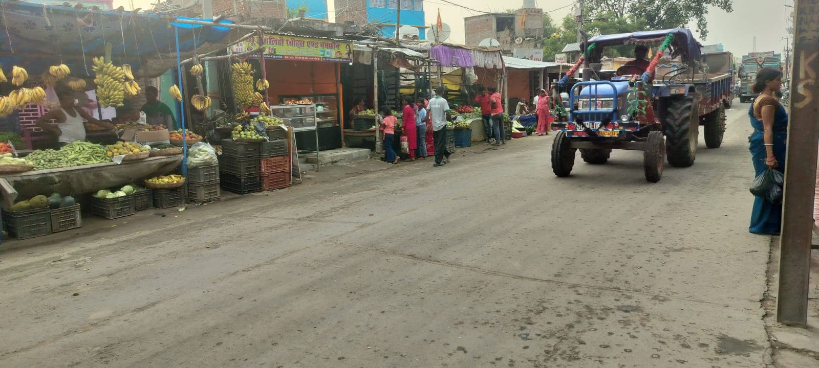 खड़गपुर लोहची बाजार में सड़क किनारे बढ़ते अतिक्रमण से दुर्घटना का खतरा, प्रशासन मौन