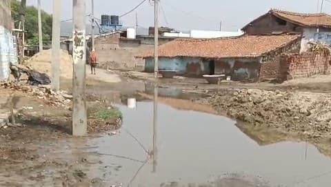 नाला जाम होने से सड़क पर जलजमाव, गोविंदपुर के ग्रामीण परेशान