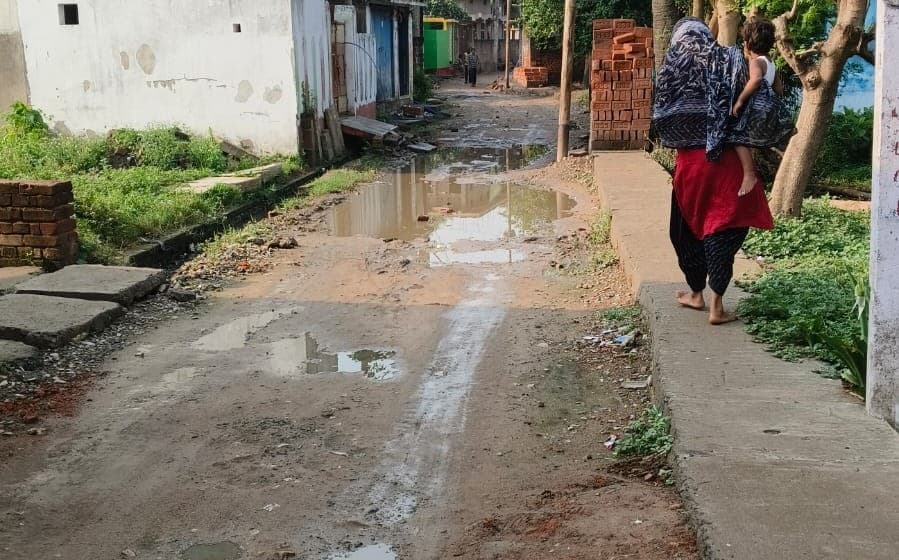 हवेली खड़गपुर में चार महीने से खोदकर छोड़ दी सड़क, अब लोगों के लिए बनी मुसीबत