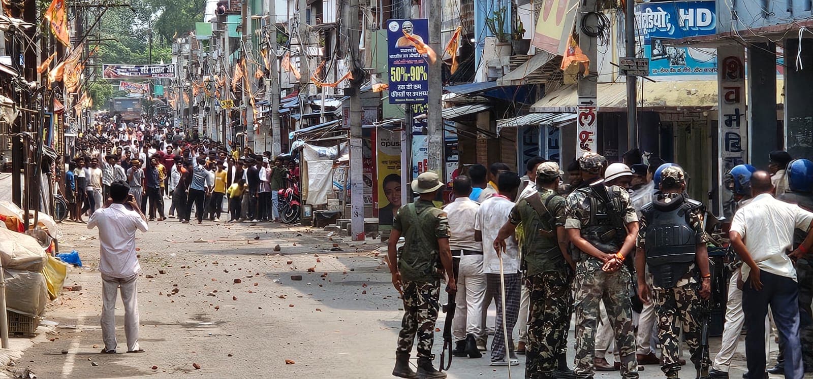 छात्रा की मौत के बाद रणक्षेत्र बना खैरा बाजार: थाने में पथराव व तोड़फोड़