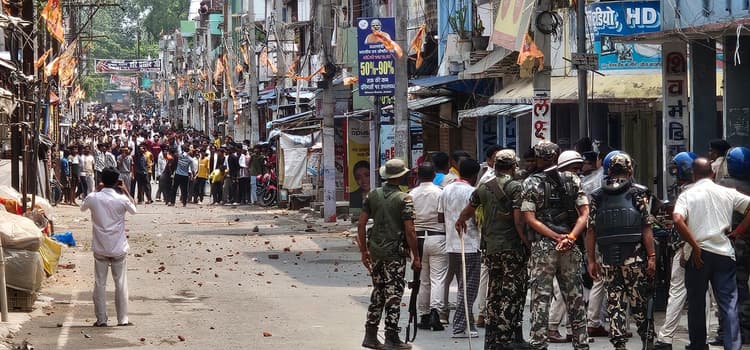 छात्रा की मौत के बाद रणक्षेत्र बना खैरा बाजार, पथराव व तोड़फोड़ के बाद हवाई फायरिंग
