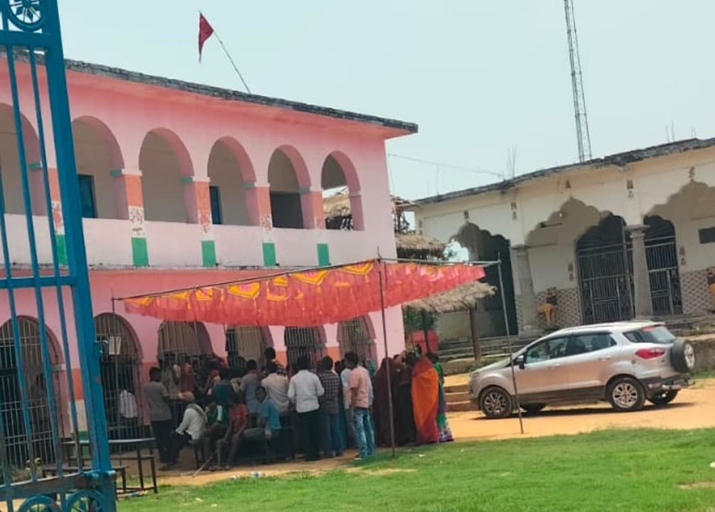 गोबड्डा पंचायत में शांतिपूर्ण माहौल में पैक्स चुनाव जारी, 45 प्रतिशत मतदान