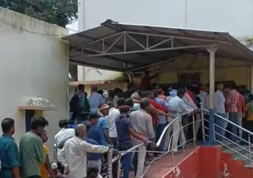 भीषण गर्मी में भी नहीं थम रहा मजदूरों का पलायन, स्टेशन पर उमड़ रही भीड़