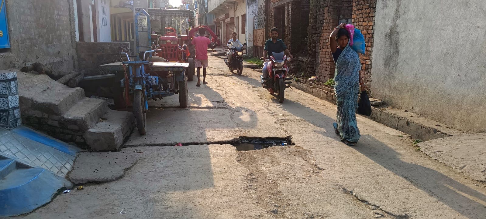 15 साल पुरानी सड़क हुई जर्जर, आवागमन में परेशानी, ग्रामीणों ने की मरम्मत की मांग