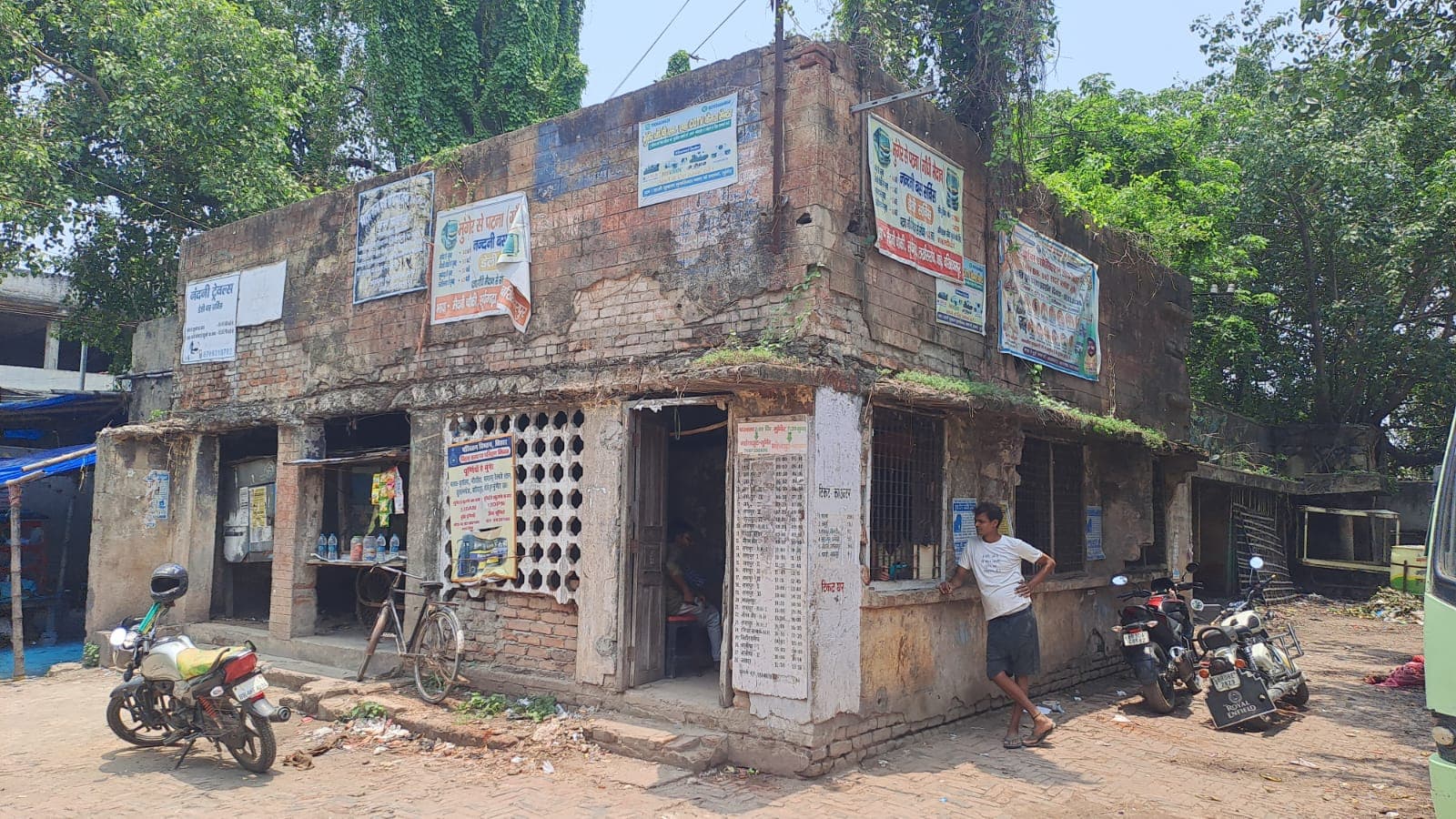 टूटती छत, उखड़ता प्लास्टर और गंदगी का अंबार, खंडहर में बदला मुंगेर बस स्टैंड
