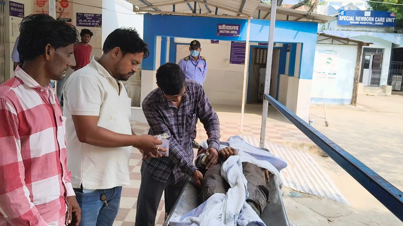 झाझा के पास चलती ट्रेन से गिरा 17 वर्षीय युवक, इलाज के दौरान मौत