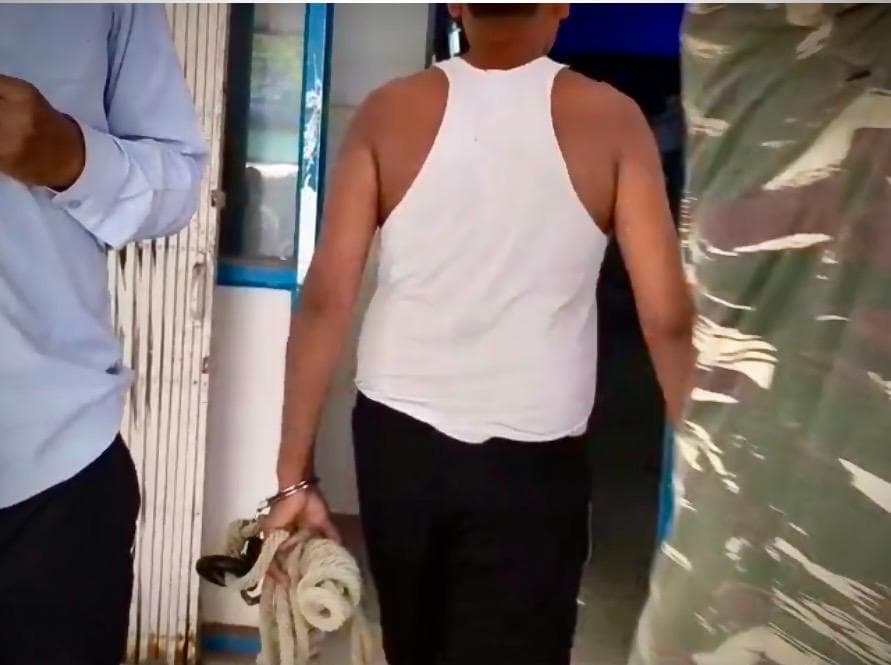 हथकड़ी की रस्सी खुद थामे चला आरोपी, जमुई में वायरल वीडियो ने खड़े किए सवाल